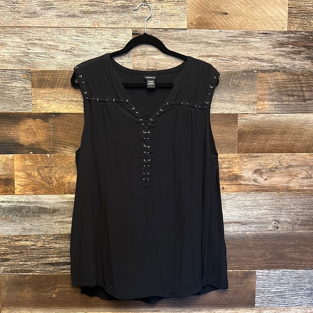 🎯 Torrid sleeveless blouse